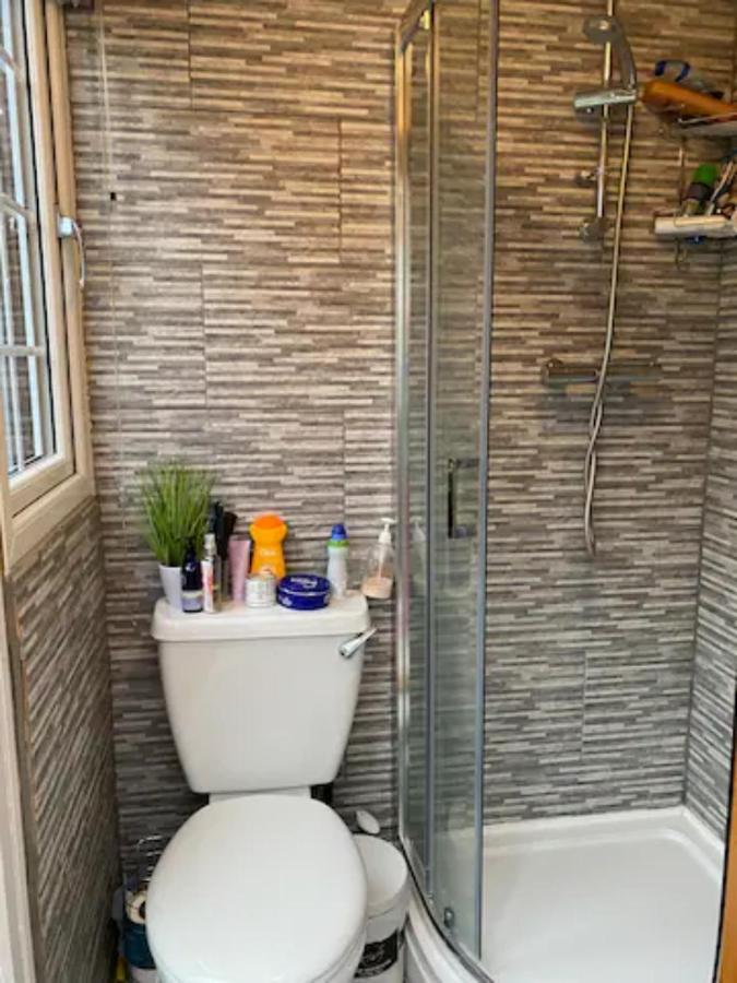 Specious Room In Northolt Northolt  외부 사진